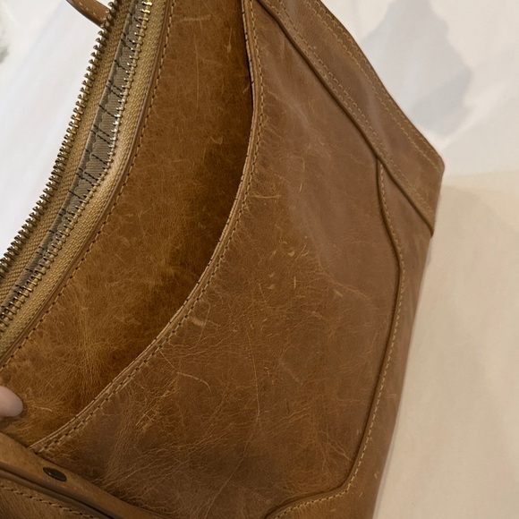 FRYE Melissa Zip Crossbody Bag in Beige / Tan Distressed Leather (NWOT) - Picture 3 of 8